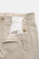 Berwich Baumwollhose 'Retrolong' sand, Detailfoto von oben auf Bund und Reißverschluss, Regular Fit, elastischer Twill, Knopfriegel, Bundfalte.