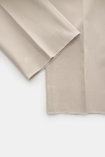 Berwich Baumwollhose 'Retrolong' sand, Detailfoto von unten, Twill-Baumwolle, softer Griff, Regular Fit, offene Saumlänge, leicht elastisch.