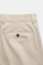 Berwich Baumwollhose 'Retrolong' beige, Rückansicht mit Leistentasche und Knopf, Regular Fit, feiner Twill, elastisch, softer Griff.