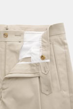 Berwich Baumwollhose 'Retrolong' beige, Detailansicht von oben, feiner Baumwoll-Twill, Regular Fit, elastisch, Bund mit Knöpfen, Reißverschluss.