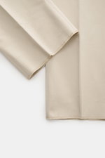 Berwich Baumwollhose 'Retrolong' beige, Detailaufnahme der offenen Saumlänge aus weichem, leicht elastischem Baumwoll-Twill, Regular Fit, schmal zulaufend.