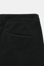 Santaniello Cordhose 'Arsenio' schwarz, Detailansicht von hinten oben, Baumwoll-Cashmere Mix, weicher Griff, Tapered Fit, knöchellang, Bundknöpfe, Bundfalte, paspelierte Taschen, fixierter Saumaufschlag.