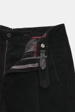 Santaniello Cordhose 'Arsenio' schwarz, Detailaufnahme von vorne, Mix aus Baumwolle und Cashmere, weicher Griff, Tapered Fit, Reißverschluss, Bundknöpfe, paspelierte Taschen.