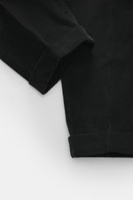 Santaniello Cordhose 'Arsenio' schwarz, Detailaufnahme von unten, weicher Griff, Mix aus Baumwolle und Cashmere, tapered Fit, knöchellang, fixierter Saumaufschlag.