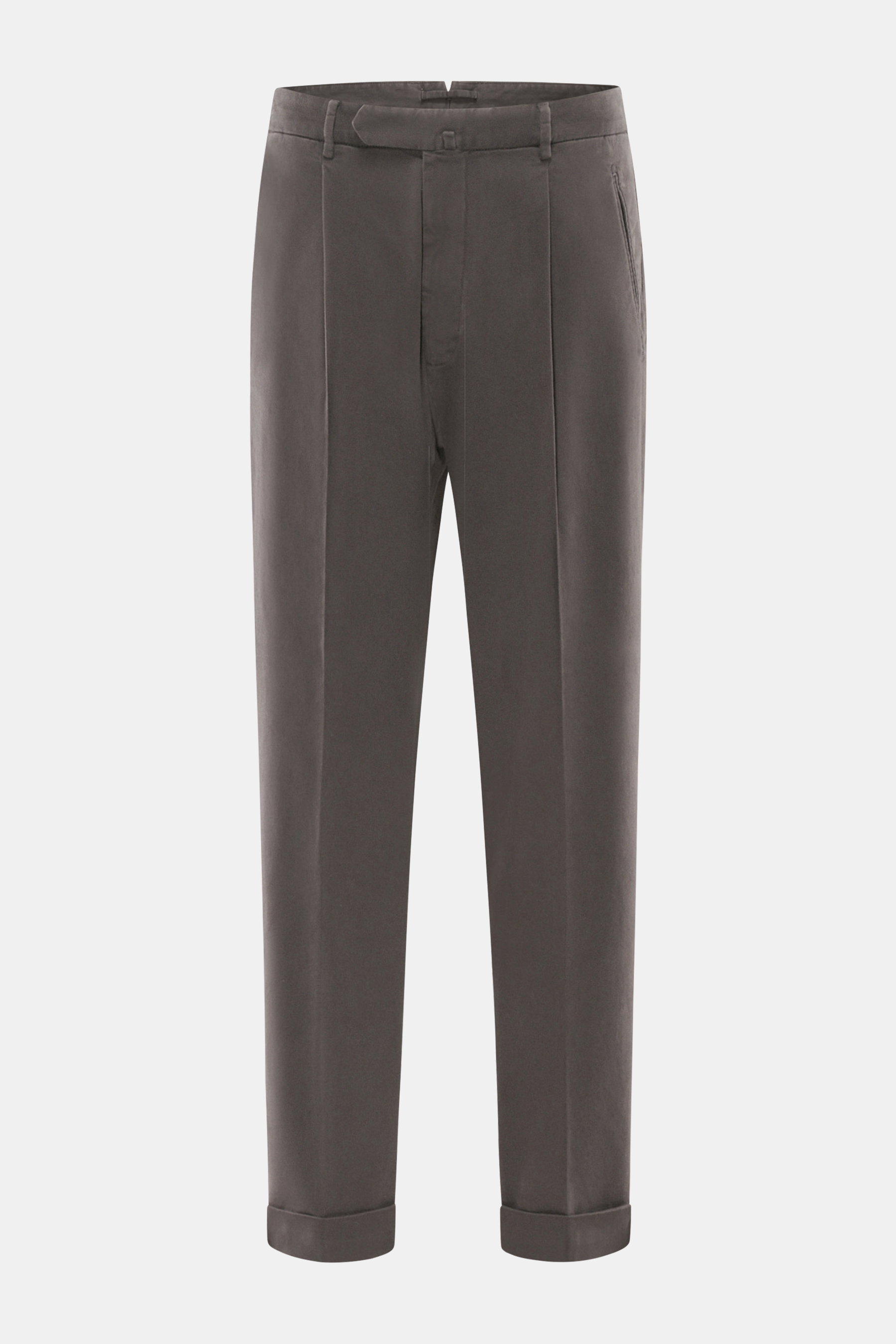 Santaniello Chino 'Arsenio' dunkelbraun, frontale Nahaufnahme, Twill aus reiner Baumwolle, leicht elastisch, weicher Griff, Tapered Fit, knöchellang, Bundknöpfe, Reißverschluss, Bundfalte, paspelierte Taschen, fixierter Saumaufschlag.