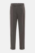 Santaniello Chino 'Arsenio' dunkelbraun, frontale Nahaufnahme, Twill aus reiner Baumwolle, leicht elastisch, weicher Griff, Tapered Fit, knöchellang, Bundknöpfe, Reißverschluss, Bundfalte, paspelierte Taschen, fixierter Saumaufschlag.