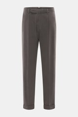 Santaniello Chino 'Arsenio' dunkelbraun, frontale Nahaufnahme, Twill aus reiner Baumwolle, leicht elastisch, weicher Griff, Tapered Fit, knöchellang, Bundknöpfe, Reißverschluss, Bundfalte, paspelierte Taschen, fixierter Saumaufschlag.