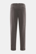 Santaniello Chino 'Arsenio' dunkelbraun, Rückansicht, twill Baumwolle, leicht elastisch, weicher Griff, tapered Fit, knöchellang, Bundfalte, paspelierte Taschen, Saumaufschlag.