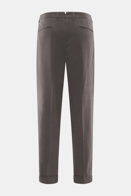 Santaniello Chino 'Arsenio' dunkelbraun, Rückansicht, twill Baumwolle, leicht elastisch, weicher Griff, tapered Fit, knöchellang, Bundfalte, paspelierte Taschen, Saumaufschlag.