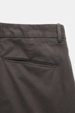 Santaniello Chino 'Arsenio' dunkelbraun aus Twill Baumwolle, weicher Griff, Tapered Fit, knöchellang, mit Reißverschluss, Bundknöpfen, paspelierten Taschen, fixiertem Saum, Rückansicht.