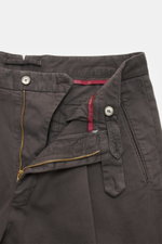 Nahaufnahme der geöffneten Taille der Santaniello Chino 'Arsenio' dunkelbraun, fotografiert von oben, Twill aus reiner Baumwolle, leicht elastisch, sehr weich, Tapered Fit, reguläre Oberschenkelweite, knöchellang, schmal zulaufend, mit Reißverschluss, Bun