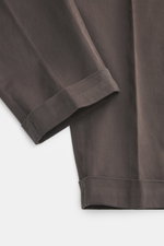 Santaniello Chino 'Arsenio' dunkelbraun, Detailaufnahme von knöchellangem Bein mit fixiertem Saumaufschlag aus weichem Baumwoll-Twill.