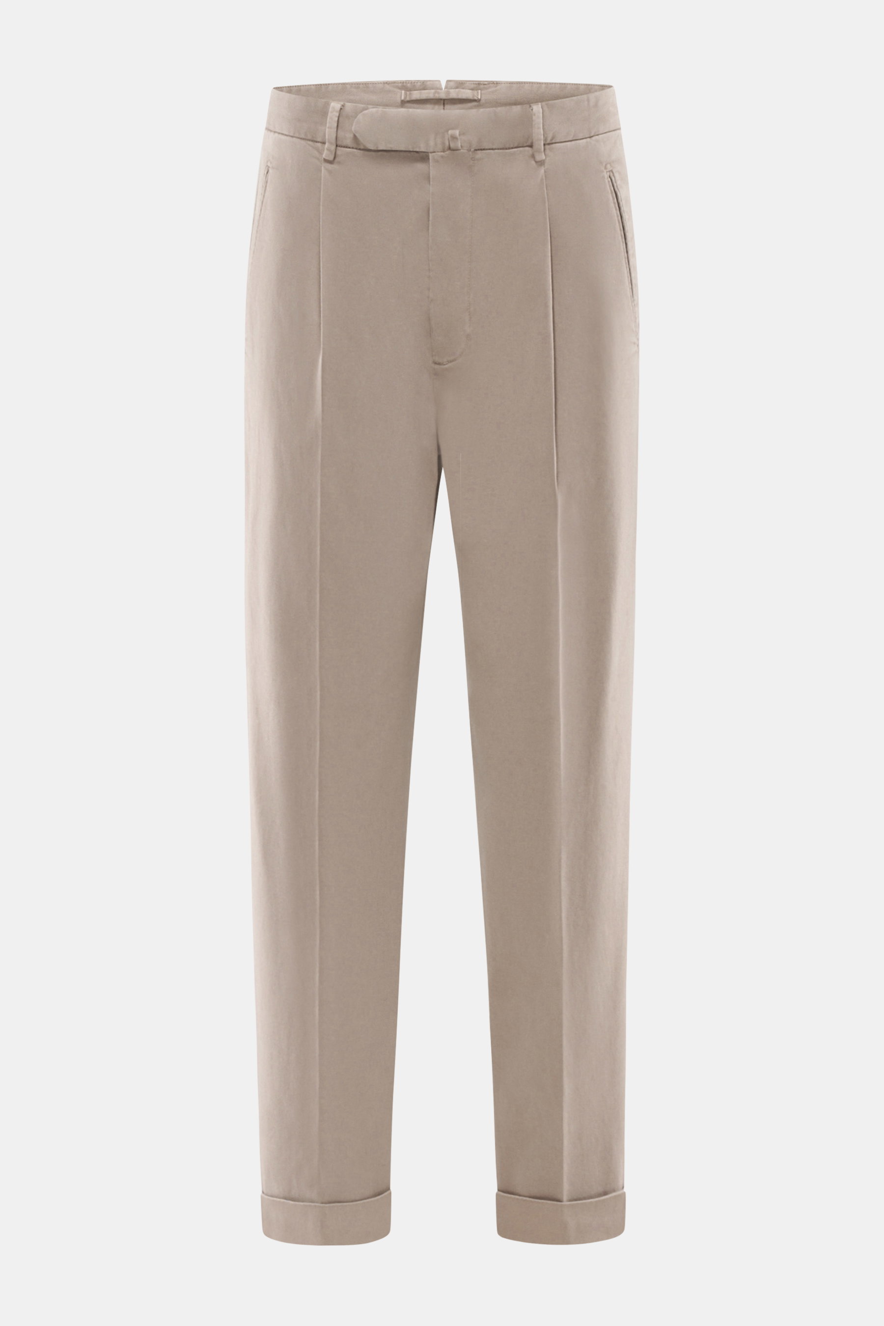 Santaniello Chino 'Arsenio' taupe, knöchellang, schmal zulaufend, aus Twill Baumwolle, leicht elastisch, weicher Griff, Tapered Fit, mit Bundknöpfen, Reißverschluss, Bundfalte, paspelierte Taschen, fixierter Saum, frontale Perspektive.