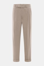 Santaniello Chino 'Arsenio' taupe, knöchellang, schmal zulaufend, aus Twill Baumwolle, leicht elastisch, weicher Griff, Tapered Fit, mit Bundknöpfen, Reißverschluss, Bundfalte, paspelierte Taschen, fixierter Saum, frontale Perspektive.