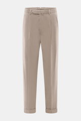 Santaniello Chino 'Arsenio' taupe, knöchellang, schmal zulaufend, aus Twill Baumwolle, leicht elastisch, weicher Griff, Tapered Fit, mit Bundknöpfen, Reißverschluss, Bundfalte, paspelierte Taschen, fixierter Saum, frontale Perspektive.