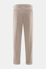 Santaniello Chino "Arsenio" taupe, Rückansicht, knöchellang, Twill aus reiner Baumwolle, leicht elastisch, weicher Griff, Tapered Fit, Bundknöpfe, Reißverschluss, paspelierte Taschen, fixierter Saumaufschlag.