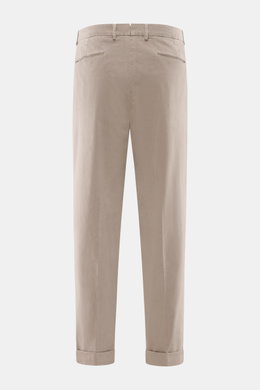 Santaniello Chino "Arsenio" taupe, Rückansicht, knöchellang, Twill aus reiner Baumwolle, leicht elastisch, weicher Griff, Tapered Fit, Bundknöpfe, Reißverschluss, paspelierte Taschen, fixierter Saumaufschlag.