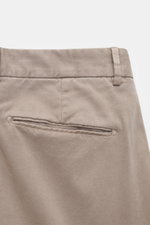 Nahaufnahme der Rückseite der Santaniello Chino 'Arsenio' taupe, aus twill Baumwolle, mit paspelierten Taschen, Bundschlaufen, fixiertem Saumaufschlag.