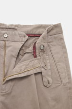 Nahaufnahme der geöffneten Taille der Santaniello Chino 'Arsenio' taupe, Twill Baumwolle, leichter Stretch, weicher Griff, Reißverschluss, Bundknöpfe, paspelierte Taschen, fixierter Saumaufschlag.