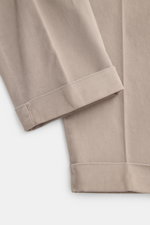 Nahaufnahme der Santaniello Chino 'Arsenio' taupe, knöchellang, schmal zulaufend mit fixiertem Saumaufschlag, Twill aus reiner Baumwolle, weicher Griff.