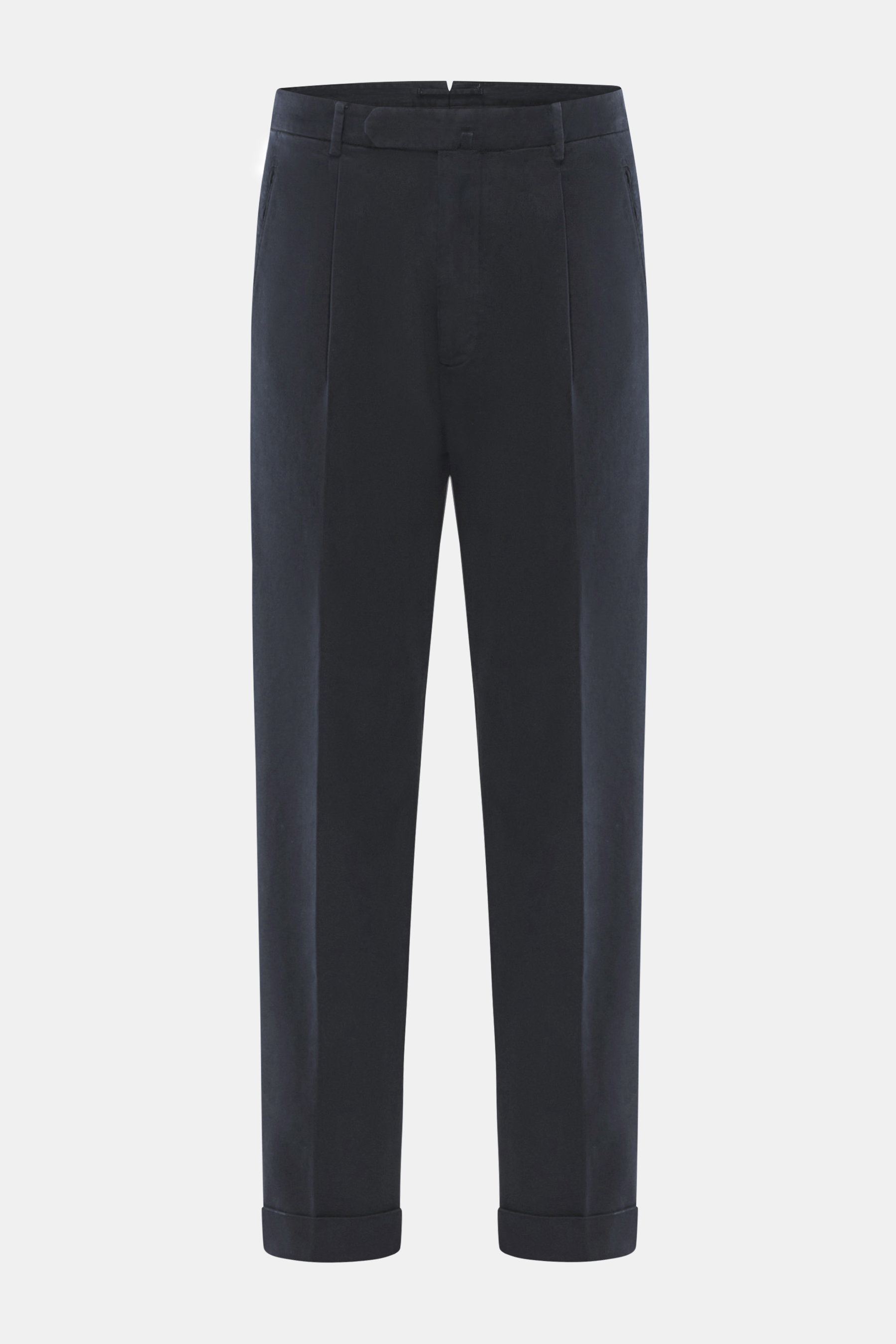 Santaniello Chino 'Arsenio' navy, knöchellang, schmal zulaufend, frontale Nahaufnahme, Twill Baumwolle, elastisch, weicher Griff, Tapered Fit, Bundfalte, paspelierte Taschen, Saumaufschlag.