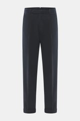 Santaniello Chino 'Arsenio' navy, knöchellang, schmal zulaufend, frontale Nahaufnahme, Twill Baumwolle, elastisch, weicher Griff, Tapered Fit, Bundfalte, paspelierte Taschen, Saumaufschlag.