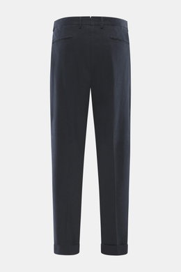 Santaniello Chino "Arsenio" navy, knöchellang, schmal zulaufend, Rückansicht, Twill aus reiner Baumwolle, leicht elastisch, weicher Griff, Tapered Fit, Bundfalte, paspelierte Taschen, fixierter Saumaufschlag.