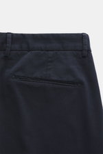 Santaniello Chino 'Arsenio' navy, Detailaufnahme von hinten oben, Twill aus reiner Baumwolle, paspelierte Taschen, schmal zulaufend, Tapered Fit.