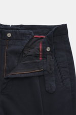 Santaniello Chino 'Arsenio' navy, Detailaufnahme von oben, Twill Baumwolle, leicht elastisch, weicher Griff, Tapered Fit, Bundknöpfe, Reißverschluss, paspelierte Taschen.