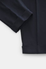 Nahaufnahme der Santaniello Chino 'Arsenio' navy, schmal zulaufend und knöchellang, mit fixiertem Saumaufschlag aus Twill-Baumwolle.
