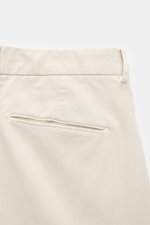 Santaniello Chino 'Arsenio' sand, Detailaufnahme Rückansicht, Twill Baumwolle, weich, leicht elastisch, Tapered Fit, paspelierte Taschen, fixierter Saum.