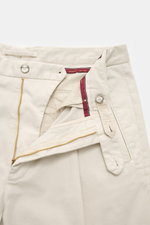 Nahaufnahme der geöffneten Taille der Santaniello Chino 'Arsenio' sand, Twill aus reiner Baumwolle, elastisch, weicher Griff, Tapered Fit.