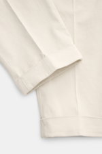 Santaniello Chino 'Arsenio' sand, Detailaufnahme vom unteren Hosenbein von oben, Twill aus reiner Baumwolle, leicht elastisch, sehr weicher Griff, tapered fit, knöchellang, Bundknöpfe, Reißverschluss, paspelierte Taschen.