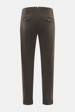 Santaniello Chino 'Camerota' dark brown shown from the back, ankle-length tapered fit with buttoned flap back pockets, fixed hem cuff.  

Casual meets style: The Chino 'Camerota' by SANTANIELLO impresses with a soft twill made of slightly elastic cotton a
