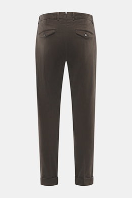 Santaniello Chino 'Camerota' dark brown shown from the back, ankle-length tapered fit with buttoned flap back pockets, fixed hem cuff.  

Casual meets style: The Chino 'Camerota' by SANTANIELLO impresses with a soft twill made of slightly elastic cotton a