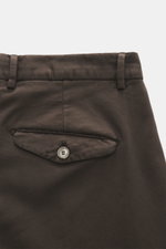 Santaniello Chino 'Camerota' dark brown shown from a close-up rear view highlighting the buttoned back pocket and belt loops. Casual meets style: The Chino 'Camerota' by SANTANIELLO impresses with a soft twill made of slightly elastic cotton and a single 