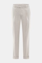 Santaniello Chino 'Camerota' hellgrau frontale Ansicht, weicher Twill, elastische Baumwolle, einfache Bundfalte, Tapered Fit, knöchellang mit fixiertem Saumaufschlag.