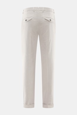 Rückansicht der Santaniello Chino 'Camerota' hellgrau aus softem, elastischem Baumwoll-Twill mit geknöpften Gesäßtaschen und fixiertem Saumaufschlag.