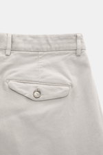 Santaniello Chino 'Camerota' hellgrau aus elastischem Baumwoll-Twill, Detailansicht Rückseite mit geknöpfter Gesäßtasche, Bundfalte, Saumaufschlag.
