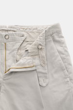 Nahaufnahme aus schräger Perspektive der geöffneten Taille der Santaniello Chino 'Camerota' hellgrau aus softem, elastischem Baumwoll-Twill mit einfacher Bundfalte.