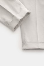 Santaniello Chino 'Camerota' hellgrau, Detailaufnahme von unten mit fixiertem Saumaufschlag, weicher Twill, einfacher Bundfalte.