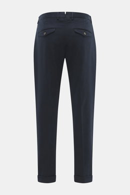 Santaniello Chino 'Camerota' navy shown from the back, ankle-length tapered fit with buttoned flap back pockets, fixed hem cuff. Casual meets style: The Chino 'Camerota' by SANTANIELLO impresses with a soft twill made of slightly elastic cotton and a sing