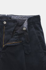 Close-up top view of the Santaniello Chino 'Camerota' navy showing the zipper, waistband buttons, single pleat, and soft elastic cotton twill fabric.

<p>Casual meets style: The Chino 'Camerota' by SANTANIELLO impresses with a soft twill made of slightly 