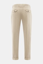 Santaniello Chino 'Camerota' beige shown from the back, ankle-length tapered fit with single pleat, buttoned back pockets, French pockets, and fixed hem cuff. Casual meets style: The Chino 'Camerota' by SANTANIELLO impresses with a soft twill made of slig