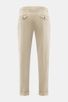 Santaniello Chino 'Camerota' beige shown from the back, ankle-length tapered fit with single pleat, buttoned back pockets, French pockets, and fixed hem cuff. Casual meets style: The Chino 'Camerota' by SANTANIELLO impresses with a soft twill made of slig