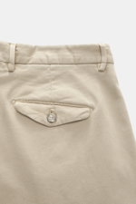 Santaniello Chino 'Camerota' beige shown from a close-up rear view focusing on the buttoned flap back pocket and waistband. Casual meets style: The Chino 'Camerota' by SANTANIELLO impresses with a soft twill made of slightly elastic cotton and a single pl