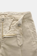 Santaniello Chino 'Camerota' beige shown from above, highlighting zipper, buttons, waistband pleat, and soft elastic cotton twill fabric.  
Casual meets style: The Chino 'Camerota' by SANTANIELLO impresses with a soft twill made of slightly elastic cotton