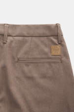 Jacob Cohen Trousers 'Jannik' taupe melange back close-up showing small calfskin patch, piped back pocket, belt loops, slim tapered fit from above. 

<p>Precise Italian craftsmanship – that’s what the JACOB COHEN label stands for, creating a bestseller fo