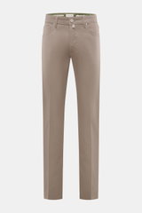 Front view of Jacob Cohen Chino 'Bard' taupe slim fit pants with button fly, five-pocket style, and fine suede leather patch.

Description: <p>Modern luxury for everyday wear: The premium chino 'Bard' by JACOB COHEN combines a slim cut with high wearing c