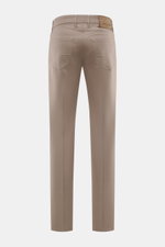 Rear view of Jacob Cohen Chino 'Bard' taupe slim fit trousers with back pockets, belt loops, and suede leather patch.

Description: <p>Modern luxury for everyday wear: The premium chino 'Bard' by JACOB COHEN combines a slim cut with high wearing comfort.<